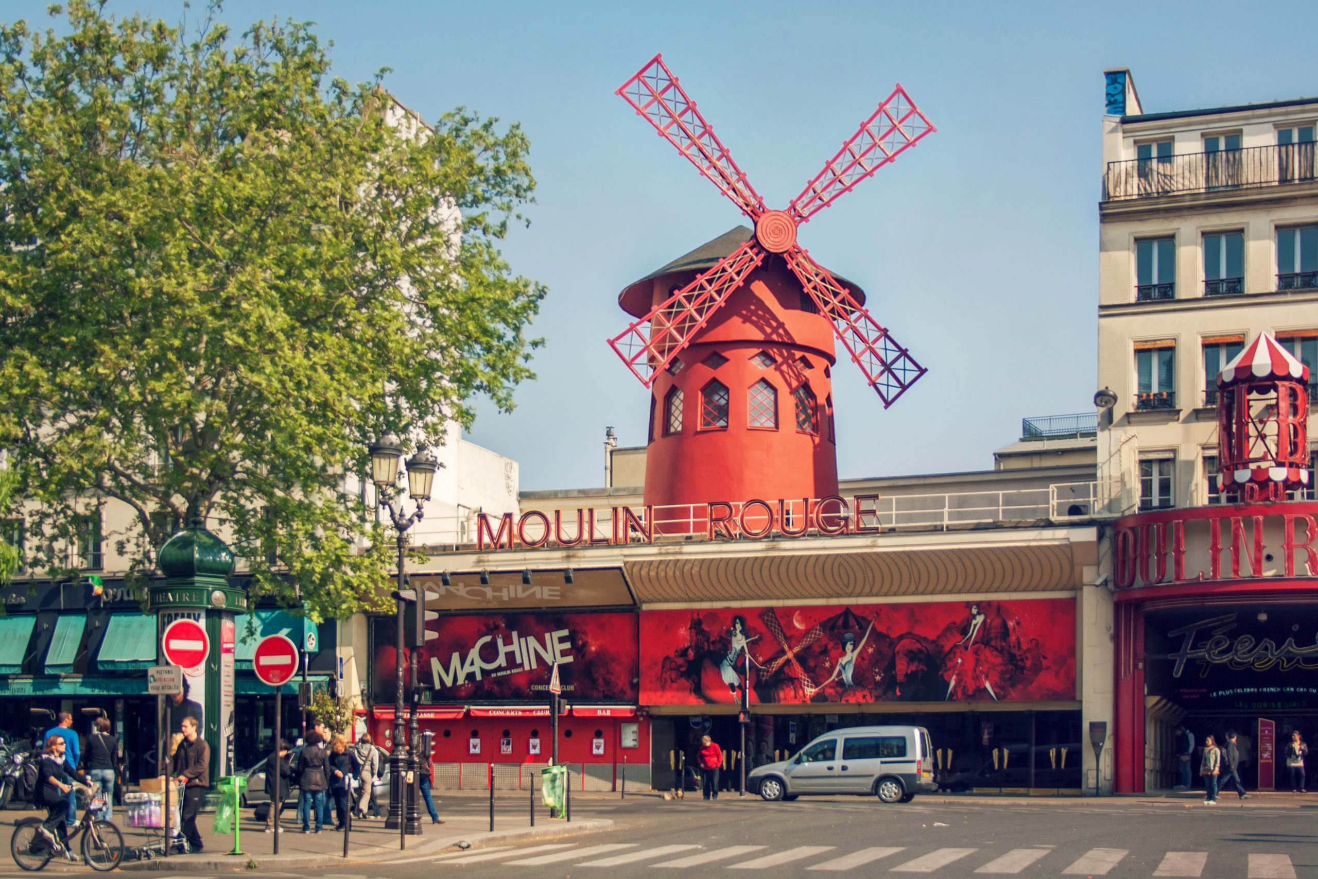 Moulin_Rouge,_17_April_2011 architecte-interieur-paris-Gare_du_Nord_Paris